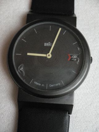 Ac835) Braun Armbanduhr In Schwarz Bild