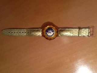 Swatch Uhr Mit Goldenem Lederarmband Bild