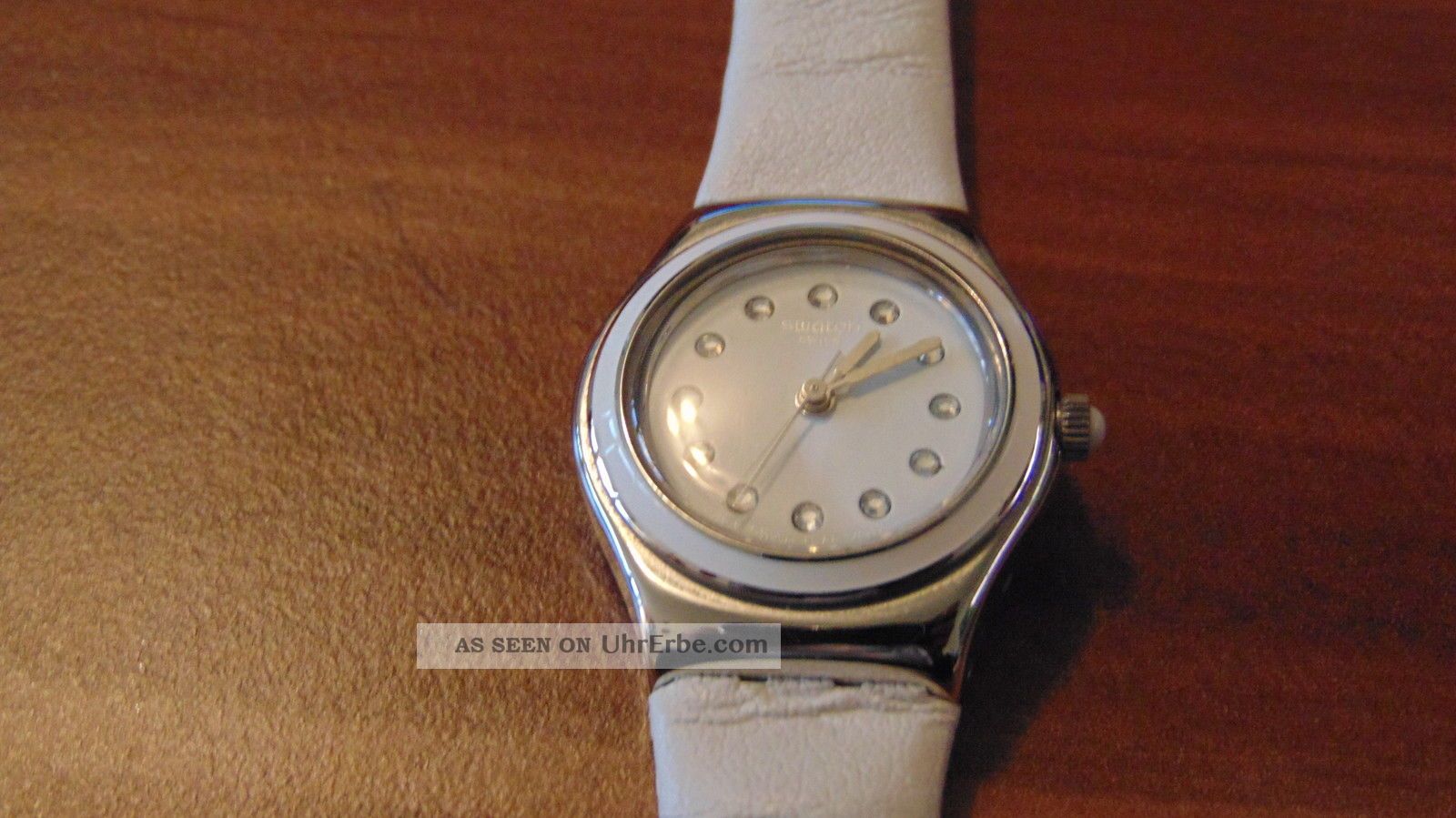 Weisse Swatchuhr Armbanduhren Bild