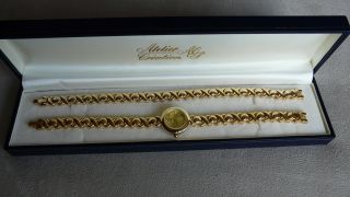 Damen - Armbanduhr Mit Goldfarbenen Giederband Und Passendem Gliederarmband Bild