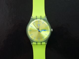 Swatch Armbanduhr,  Damen & Herren - Gelb (getragen) Bild