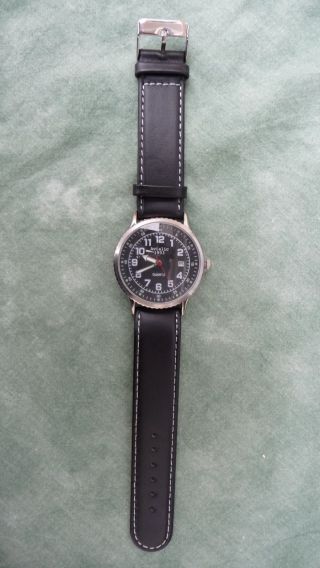Armbanduhr Mit Schwarzen Lederarmband Bild