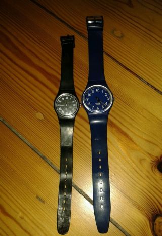 2 Uhren Swatch Damenarmbanduhr Herrenarmbanduhr Schwarz Blau Bild