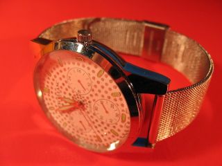 Große Armbanduhr Mit Milanaise Band Bild