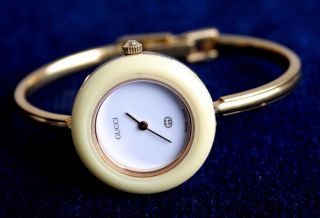 Gucci Vergoldete Damen Quartz - Armbanduhr Mit 12 Wechselbaren Farbigen Lünetten Bild