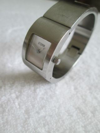 Silber Armreif Quarzuhr Damen Uhr Edelstahl Armbanduhr Bild