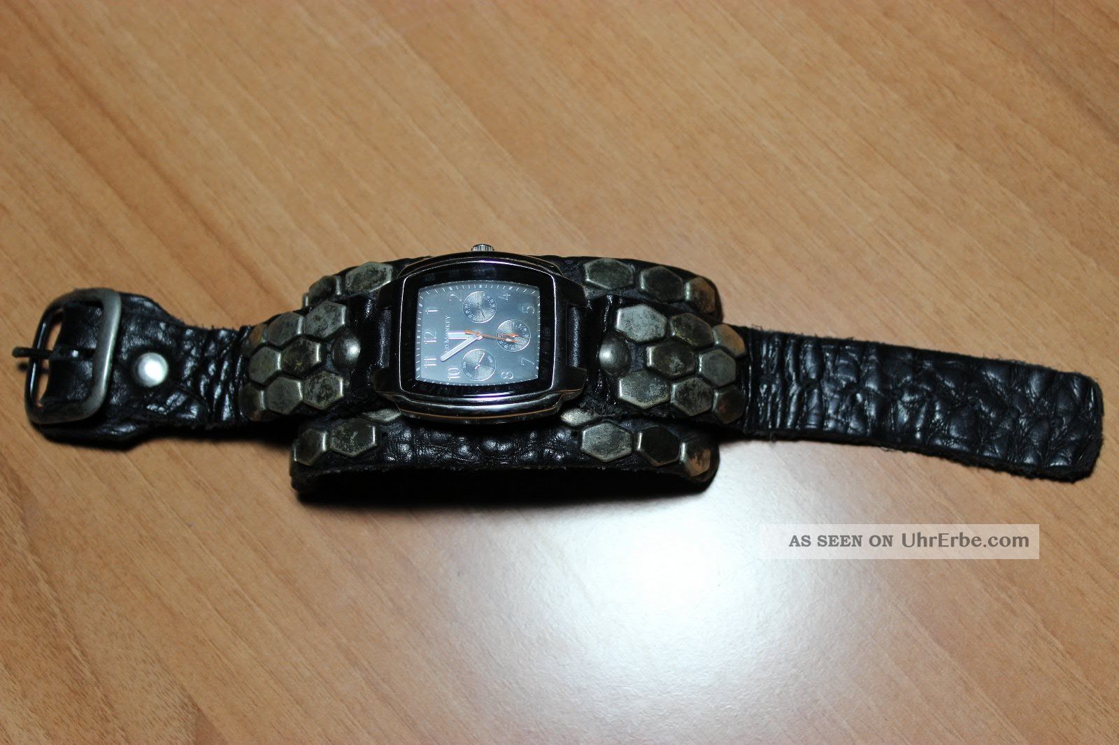 Lederarmband Mit Blauen Augen & Nieten – Verstellbare Manschette Für Herren & Frauen