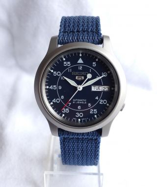 Seiko 5 - Military Style,  Automatic Watch.  Glass Bottom.  Dark Blue Dial.  7s26c Bild