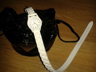 Moderne Damen Uhr Von Guess In Weiß Mit Ledertäschchen Bild