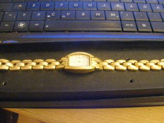 Armbanduhr Mit Goldenem Armband Bild