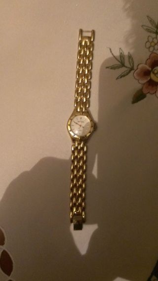 Goldene Damen Uhr Geneves Bild