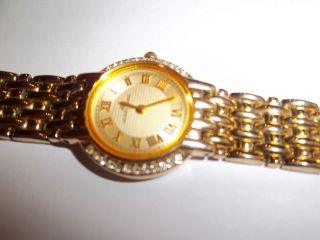 Armbanduhr Für Damen Vergoldet Mit Steine Um Die Uhr Bild