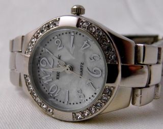 Excellanc Exclusiv Damen Uhr Perlmuttoptik Zifferblatt Kristall 25mm White Pearl Bild