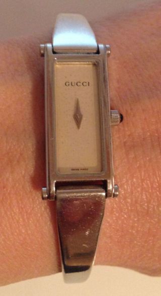 Damenuhr Gucci Spangen - Uhr Silber Helles Zifferblatt Bild