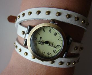 Schöne Damenuhr Kunstleder Weiß Mit Nieten - Armbanduhr - Vintage Bild