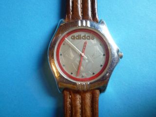 Ältere Armband Uhr Von Adidas Mit Lederband.  Die Uhr Läuft Bild
