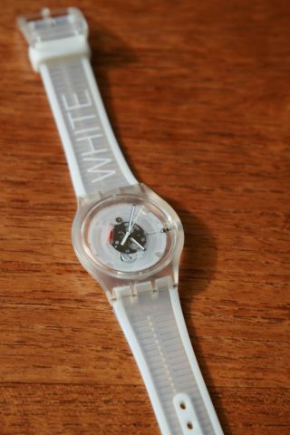 Swatch Armbanduhr White Design Bild