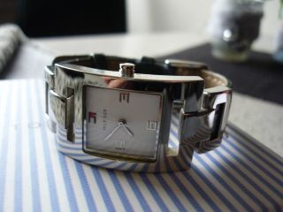 Sehr Schöne Hübsche Uhr Der Marke Tommy Hilfiger Bild
