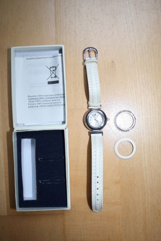 Neue Damen Armbanduhr,  Beiges Lederarmband,  Wechselbares Gehäuse,  Länge 19,  5 Cm Bild