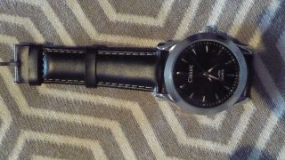 Herrenuhr Mit Schwarzem Lederarmband Bild
