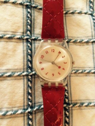 Swatch Schöne Klassische Zierliche Uhr 2,  5 Cm Rotes Stepparmband Lackleder Top Bild
