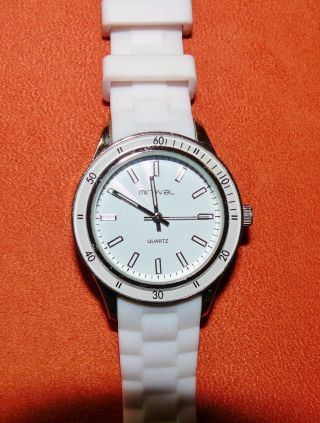 Weiße Armbanduhr,  Silikonband,  Analog,  Mit Batterie,  (beleg 6/2014) Bild
