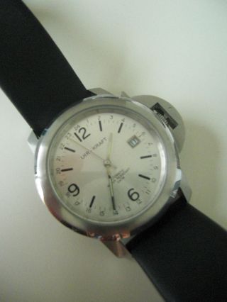 Uhrkraft Automatik Miyotawerk Glasboden Schwarzes Lederband Weißes Ziffernblatt Bild
