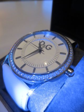 Moderne D&g Dolce & Gabbana Damenuhr Weißes Armband Und Kristallrand Wie Bild