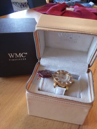 Schicke Weiße Uhr Mit Lederband Von Wmc Bild