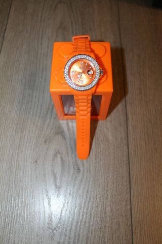Ice Watch.  Armbanduhr.  Mit Steinchen Besetzt.  Orange.  Gummiband.  Top Bild