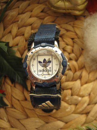 Adidas Damen Armbanduhr Mit Neuer Batterie In Blau Mit Klettverschluss Armband Bild