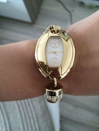 Wunderschöne Uhr Von Mango Gold Perlen Bild