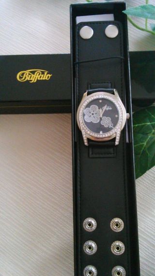 Buffalo Uhr Armbanduhr Damen In Schwarz - Mit Blumen Und Glassteinchen. Bild