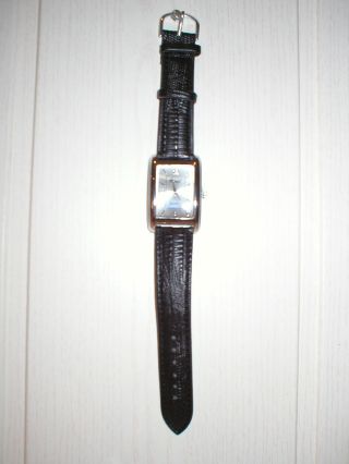 Damenuhr,  Schwarzes Armband Mit Dezentem Reptildruck,  Silberne Lünette,  Rechteckig Bild