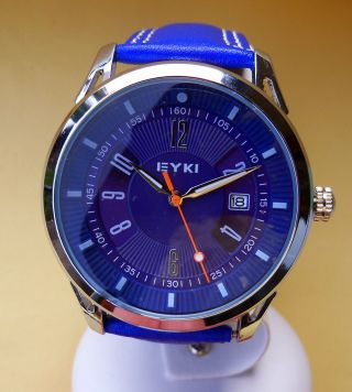 Armbanduhr Gut Ablesbar Für Alle Tage Blaues Zifferblatt Und Armband Mit Datum Bild