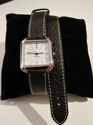 Marc Cain Quadratische Armbanduhr Quartz Mit Braunem Doppeltem Kunstlederarmband Bild