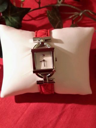 Neue Tommy Hilfiger Damenuhr Mit Roten Armband In Kroko Optik Bild