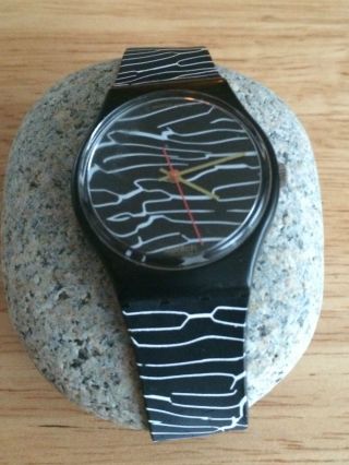 Swatch Quartz Modell Zebra / Hinweis: Die Uhr Benötigt Eine Neue Batterie Bild