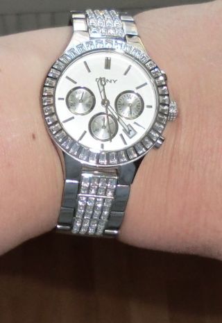 Damen Uhr Mit Glitzereffekt Edel Und Exclusiv Dkny Np 225€ Bild
