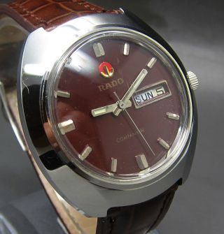 Dunkel Roter Rado Companion 25 Jewels Mit Tag/datumanzeige Mechanische Uhr Bild