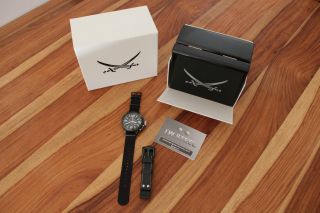 Tw Steel Uhr Chronograph Sansibar Black Pirate Special Edition For Sansibar Bild