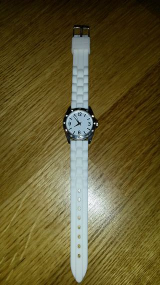 Elegante Armbanduhr Mit Weißem Silikonband Mit Glitzernden Strasssteinchen Bild