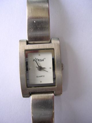 Elegante Und Feminine Armbanduhr Für Damen Dau Mitron Stahlband Bild