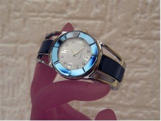 Bezaubernde Damen Spangen Uhr - Tolles Blau - Extravagante Form - Hingucker Bild