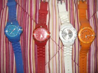 Vier Damen Armband Uhren,  Kunststoff (blau,  Orange,  Weiß U.  Rot) Bild