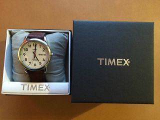 Timex Classic Uhr Im Bahnhofsuhrenstil Mit Ziffernblattbeleuchtung Bild