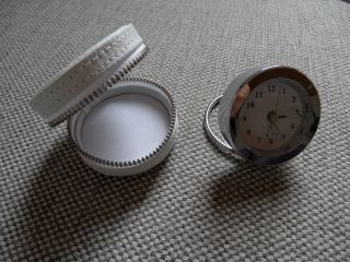 Ouarz - Reisewecker - Uhr,  Rund In Weißem Etui Mit Reißverschluß,  4,  5 Cm Bild