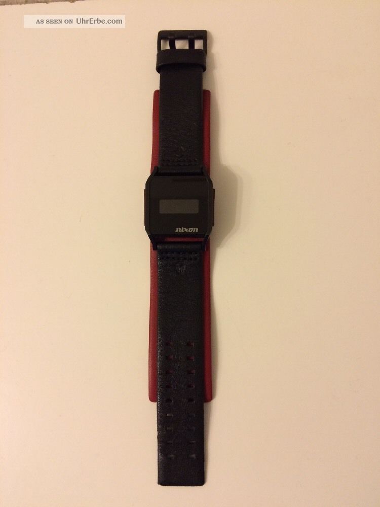 Nixon Atom Dl / All Black,  Red In Einem Neuwertigen Armbanduhren Bild