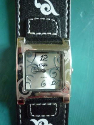 Edel & Lässig Silbrige Damen - Armbanduhr Von Buffalo Western Style Blumenranken Bild