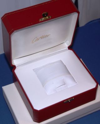 Cartier Box In Rot Mit Goldverzierungen Bild
